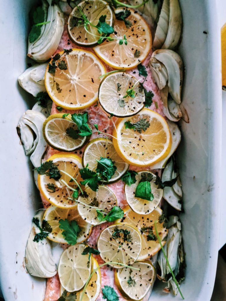 Sitruksinen lohi fenkolilla + Raikas korianteri-minttukastike