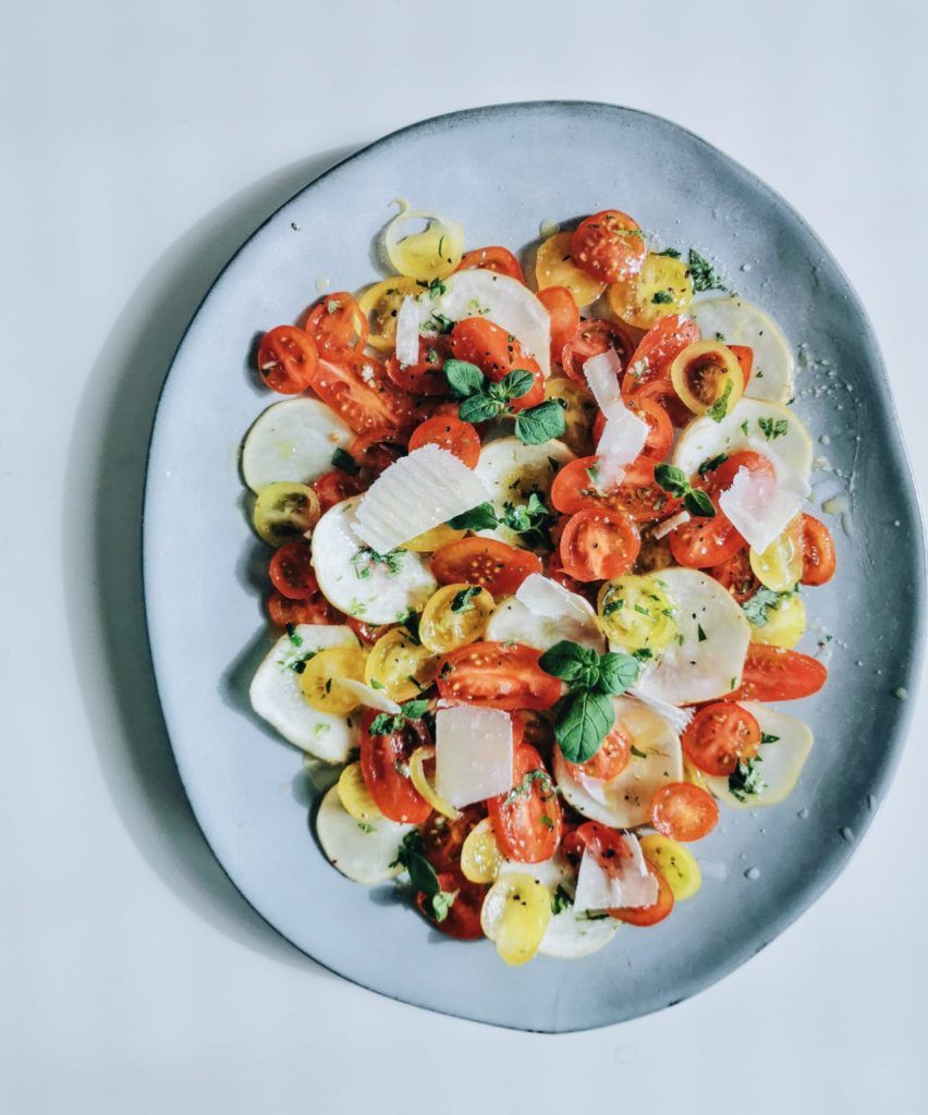 Maa-artisokka-tomaatti carpaccio