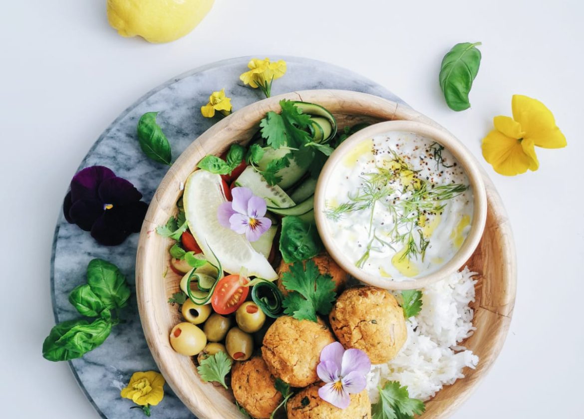 falafel-salaattikulho tsatsikilla