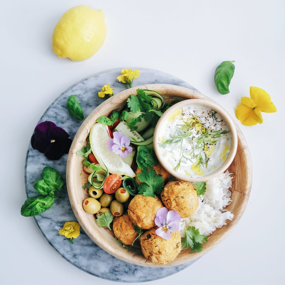 falafel-salaattikulho tsatsikilla