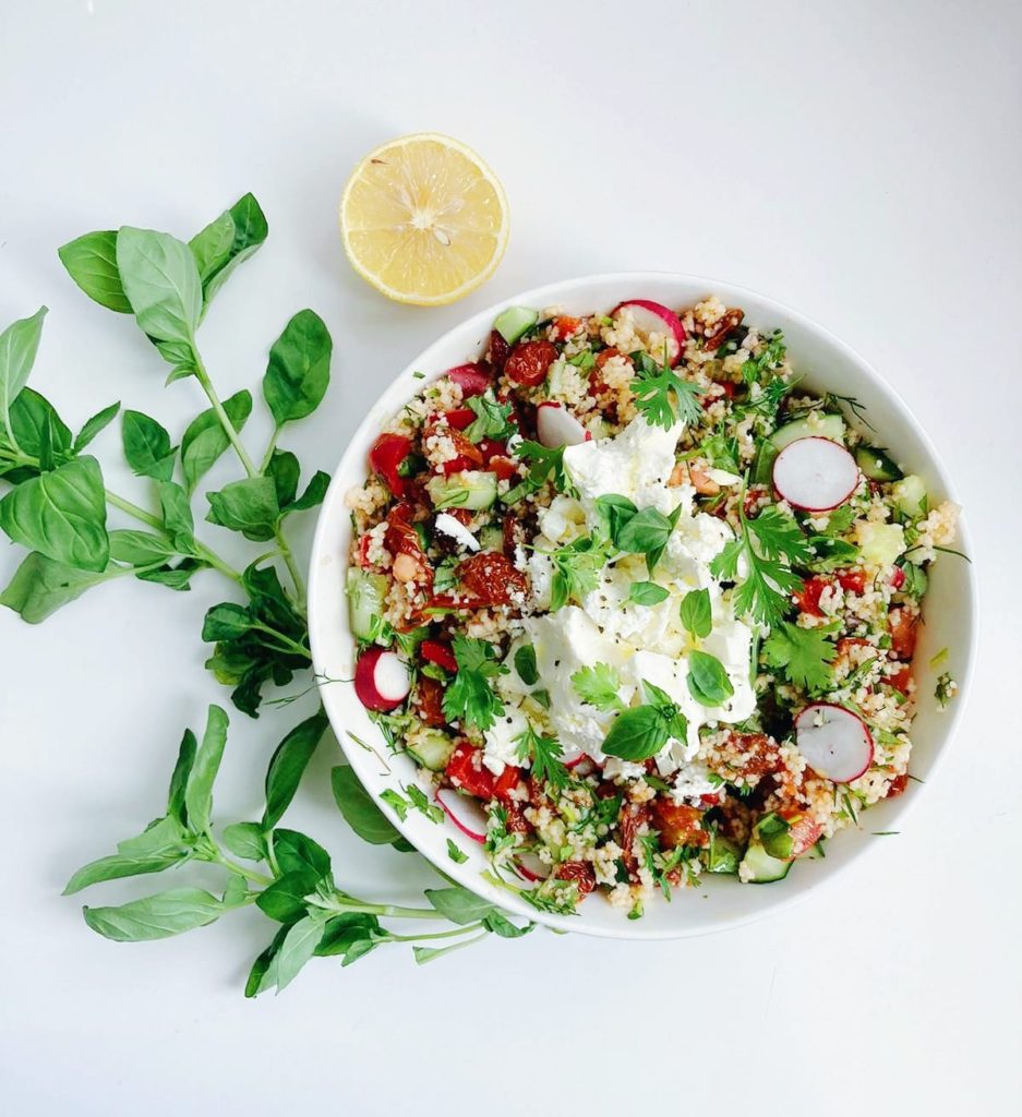 Raikas yrtti-couscous salaatti