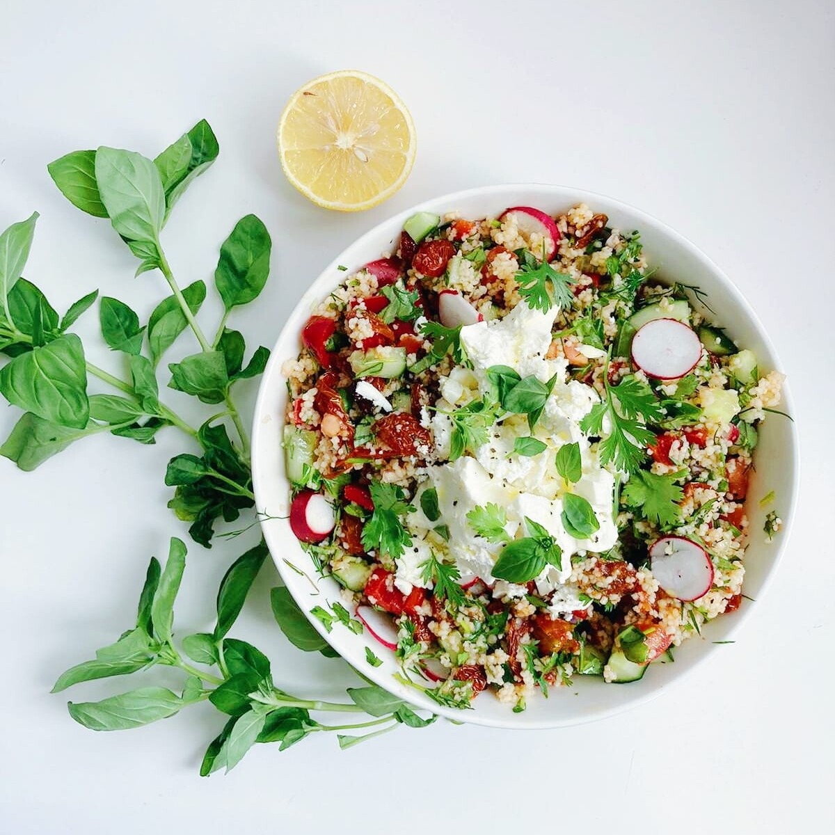 Raikas yrtti-couscous salaatti