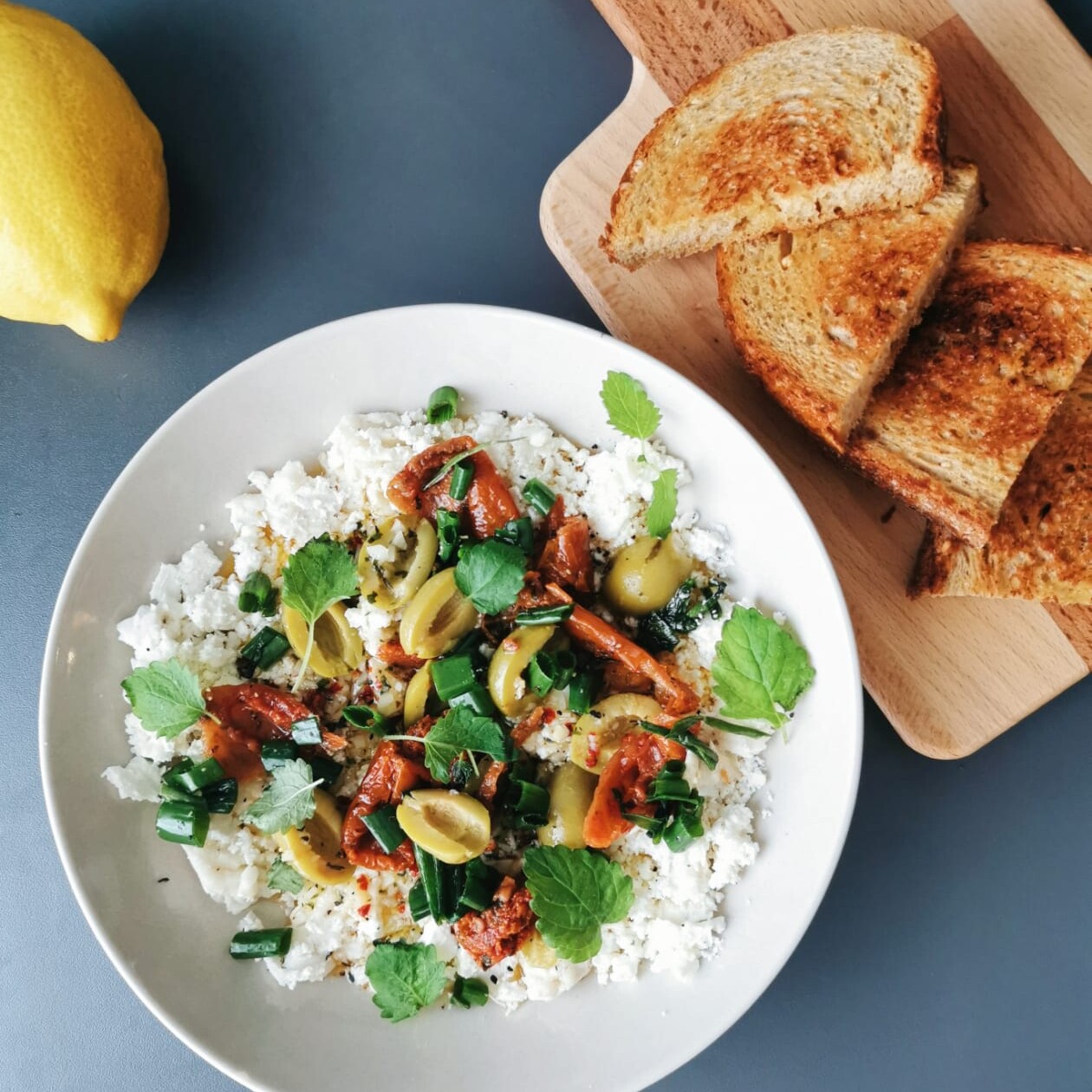 marinoitu vuohenjuustoleviteAinekset 1 prk pehmeää vuohenjuustoa1dl oliiviöljyä 2-3 rkl balsamiviinietikkaa nippu tuoreita tai kuivattuja yrittejä (oregani, timjami, rosmariini, ruohosipuli jne.) 1/2 dl oliiveja (hienonnettu)1/2dl aurinkokuivattuja tomaatteja tai uunikuivatut tomaatit 2 valkosipulinkynttä murskattunarouhittua mustapippuria 1/2 sitruunan raastettu kuori ¼ tl chilihiutaleita Voit myös käyttää mitä tahansa yrttejä, joista pidät. Vuohenjuuston kanssa sopii tuoreet yrtit kuten timjami, rosmariini, oregano, basilika, ruohosipuli, persilja ja salvia. Ota vuohenjuusto huoneenlämpöön. Yhdistä yrtit, valkosipuli, pippuri ja chilihiutaleet oliiviöljyn kanssa pieneen kulhoon ja lämmitä noin 20 sekuntia mikroaaltouunissa. Tämä auttaa makuja imeytymään öljyyn. Sekoita sitten balsamiviinietikka, sitruunan raaastettu kuori ja oliivit ja aurinkokuivatut tomaatit keskenään. Anna vuohenjuuston lämmetä huoneenlämpöiseksi, joten se on helppo levittää ja levitä sitten matalaan astiaan. Lusikoi oliiviöljy- etikka marinadi juuston päälle ja anna sen maustua muutaman tunnin ajan. Ennen tarjoilua koristele enemmän valitsemillasi tuoreilla yrteillä ja nauti rapeiden leipien, keksien tai patongin kera.