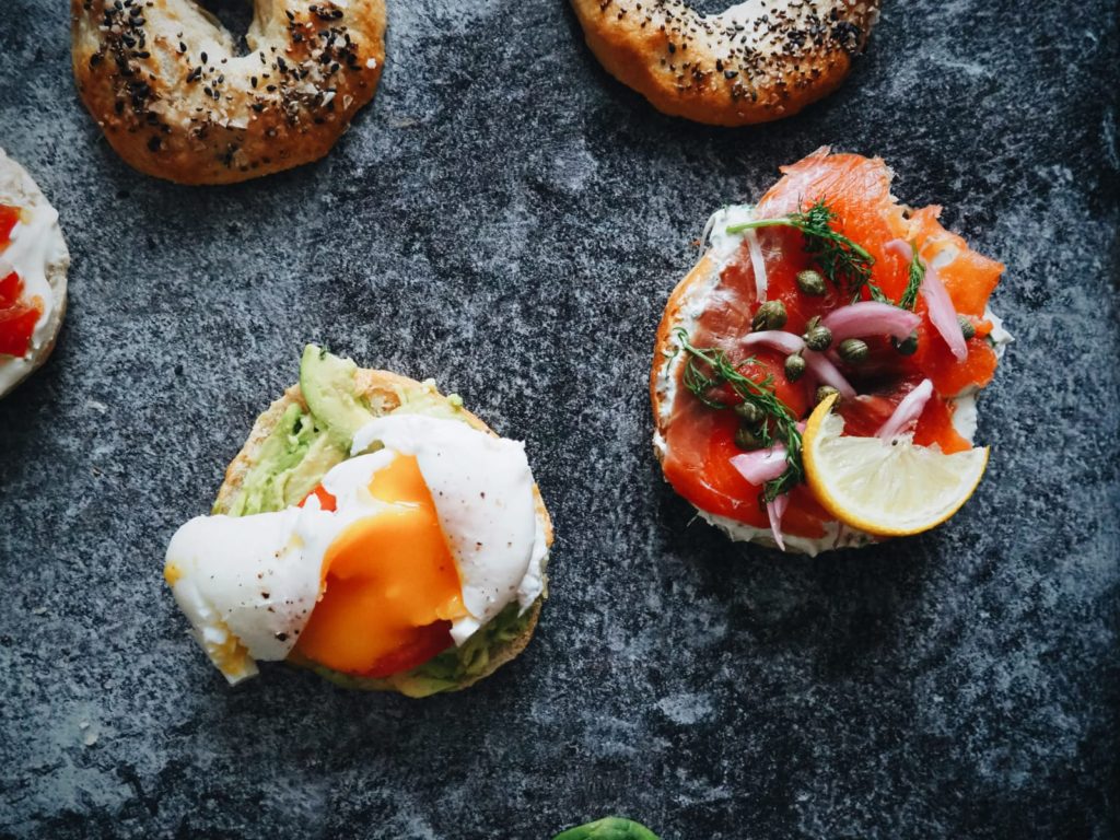 kylmäsavulohibagelit