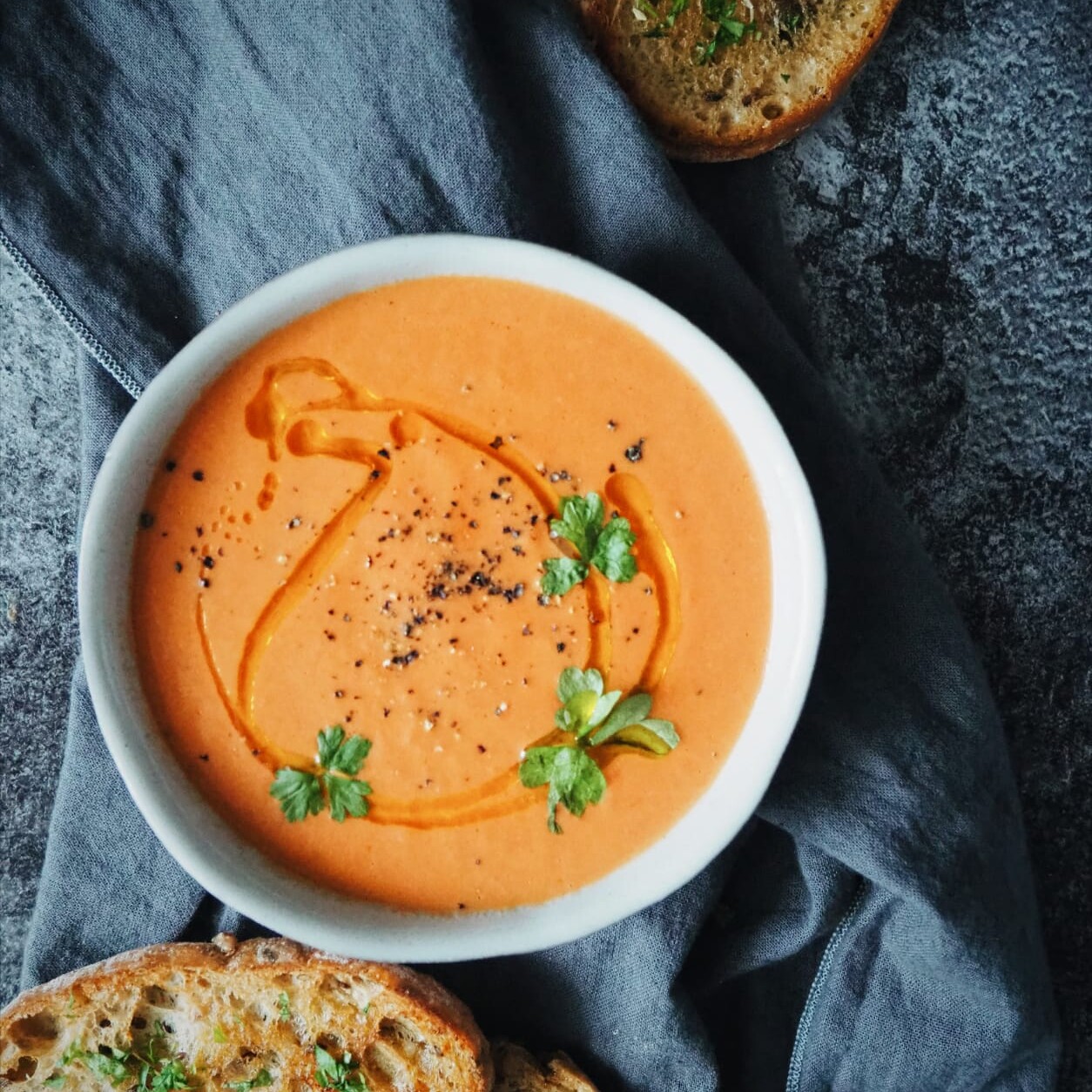 tomaatti-vuohenjuustokeitto