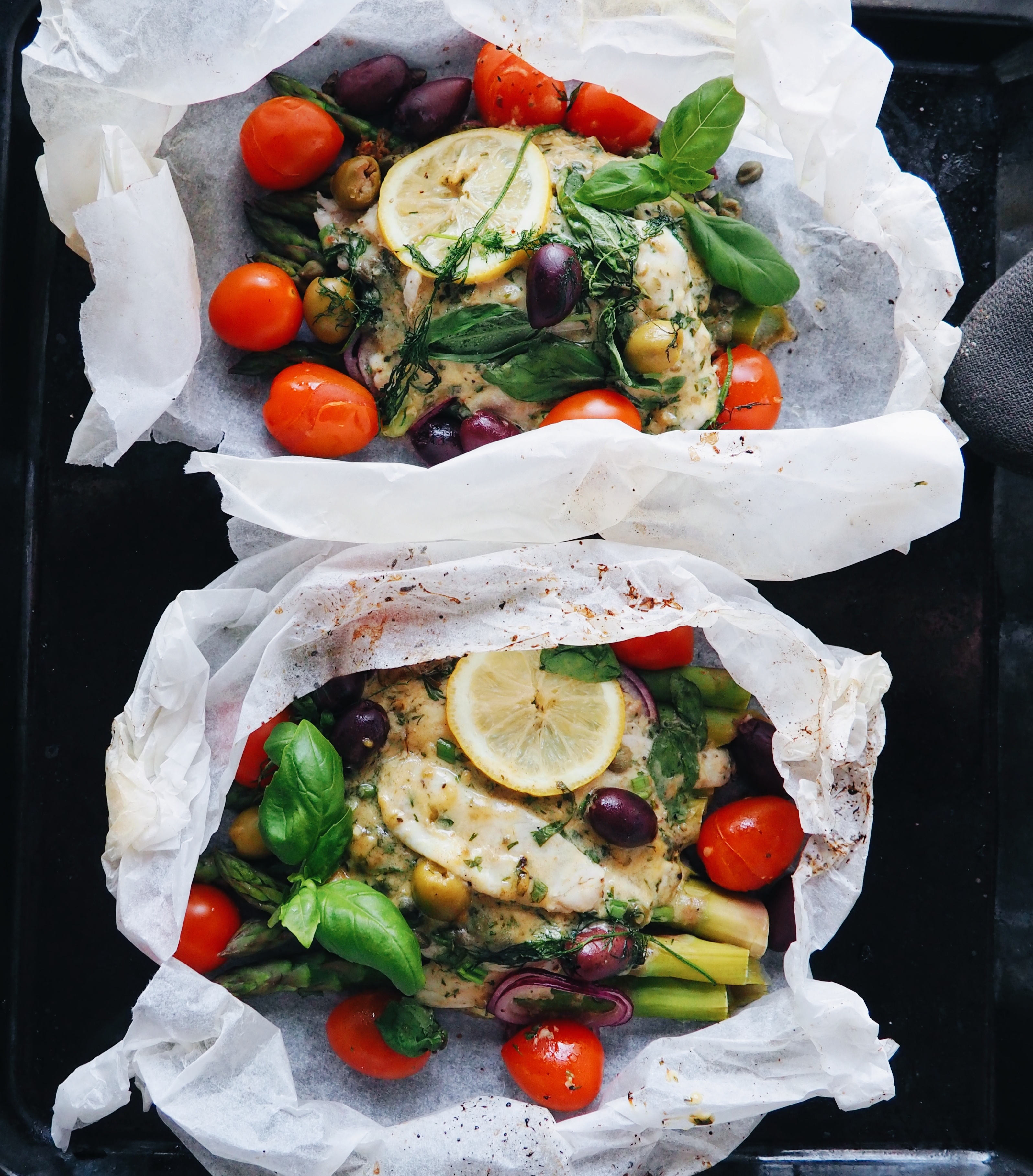 Leivinpaperissa kypsytettyä kalaa