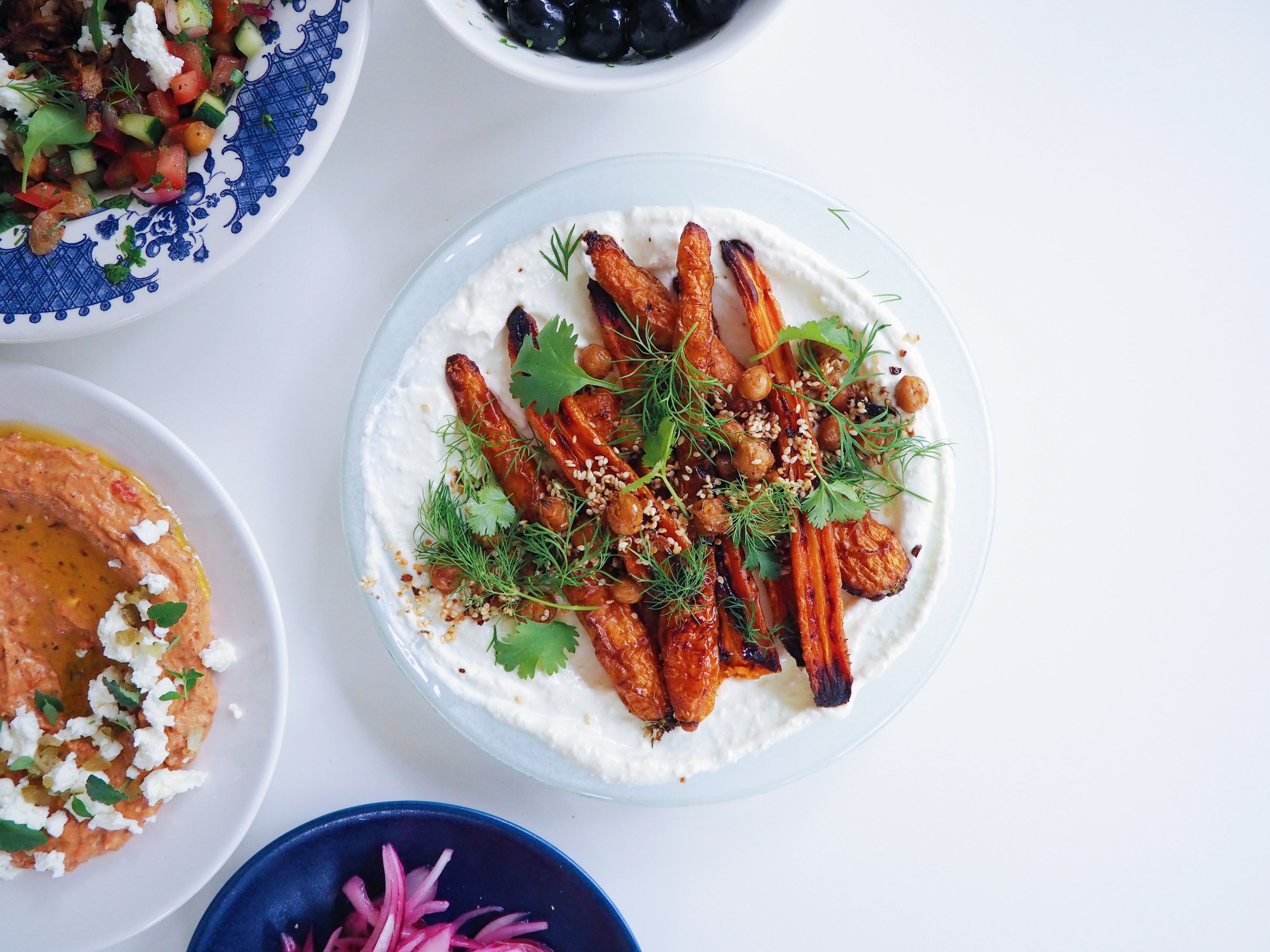 paahdetut porkkanat & tahinijogurttikastike