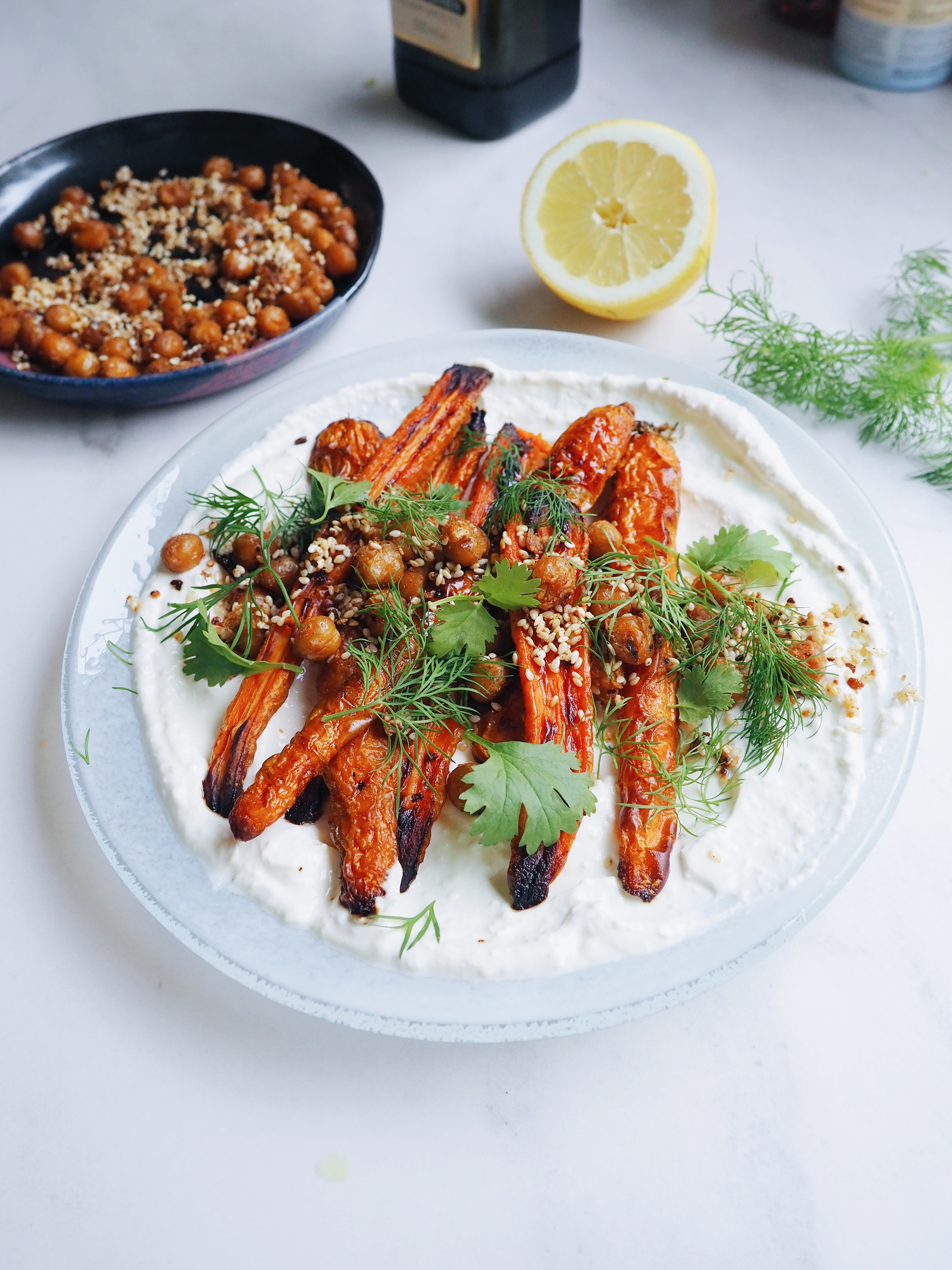 paahdetut porkkanat & tahinijogurttikastike