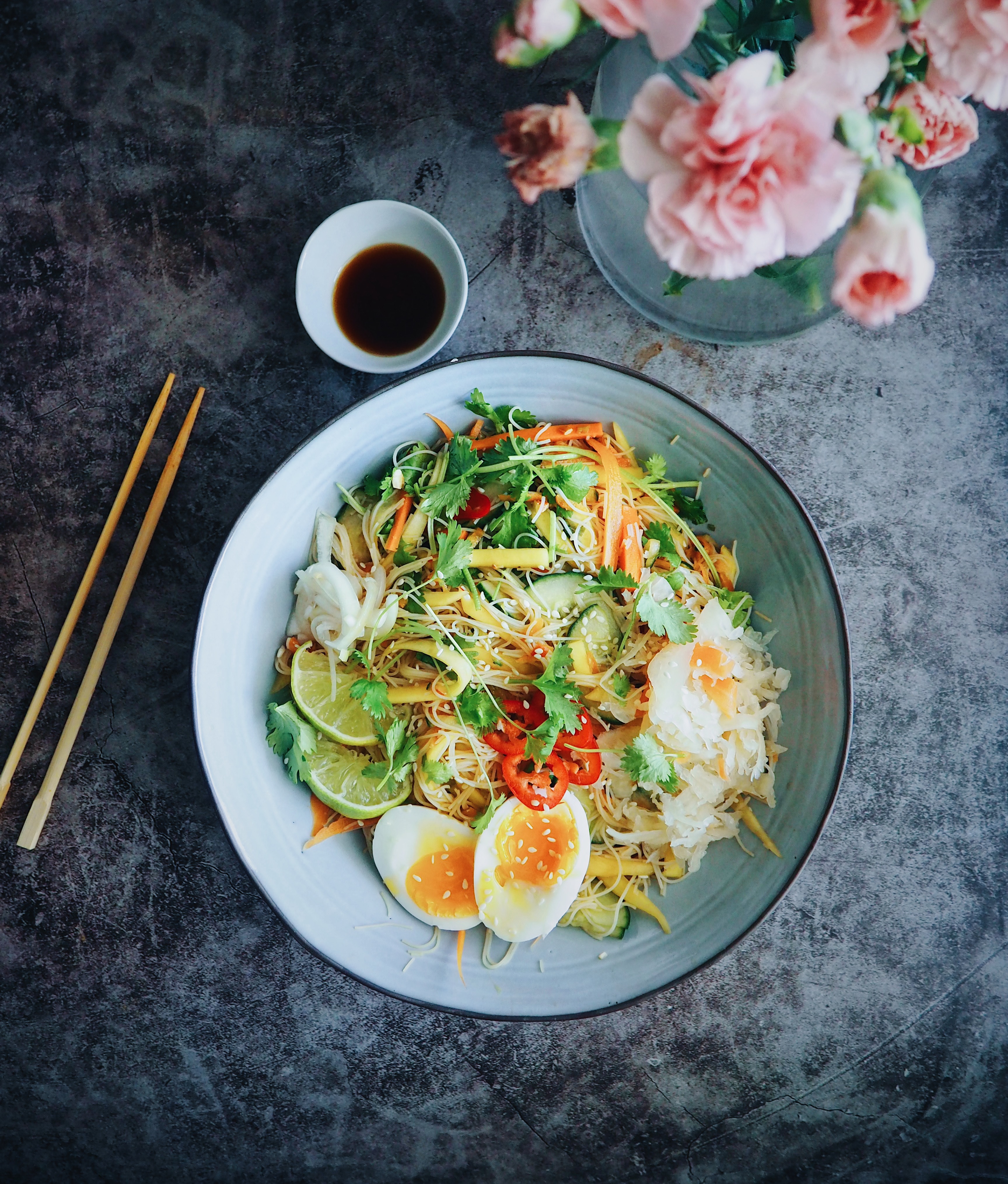 vietnamilainen nuudelisalaatti