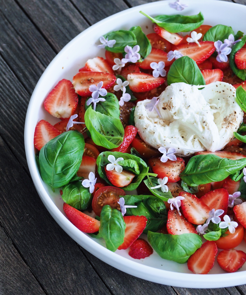 mansikka caprese-salaatti