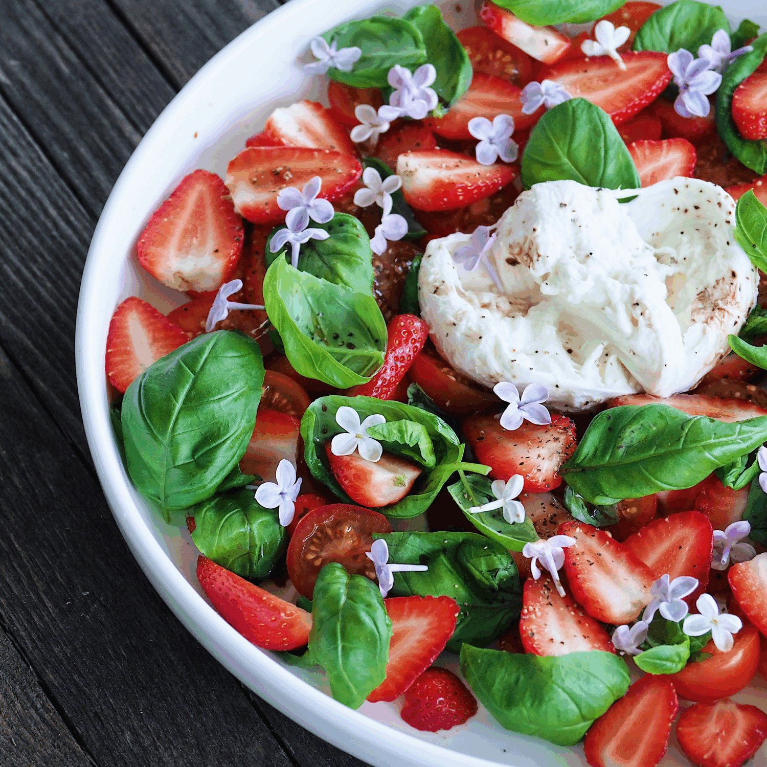 mansikka caprese-salaatti