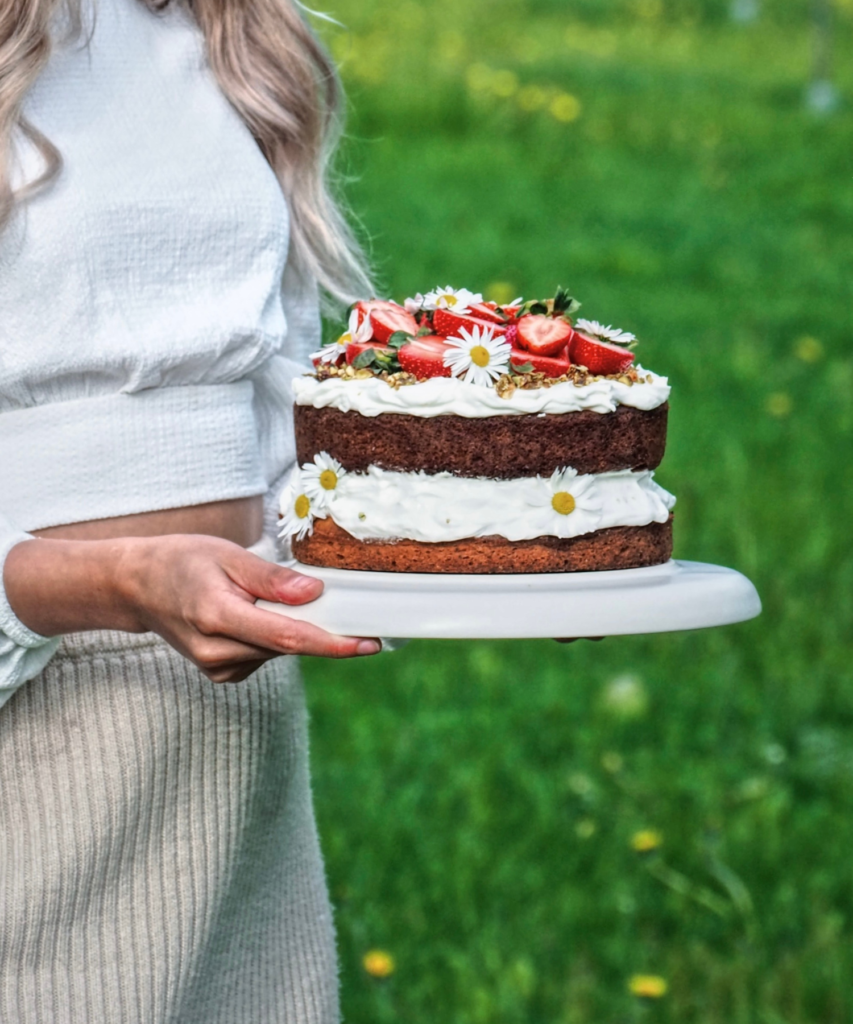 mansikkainen mantelikakku