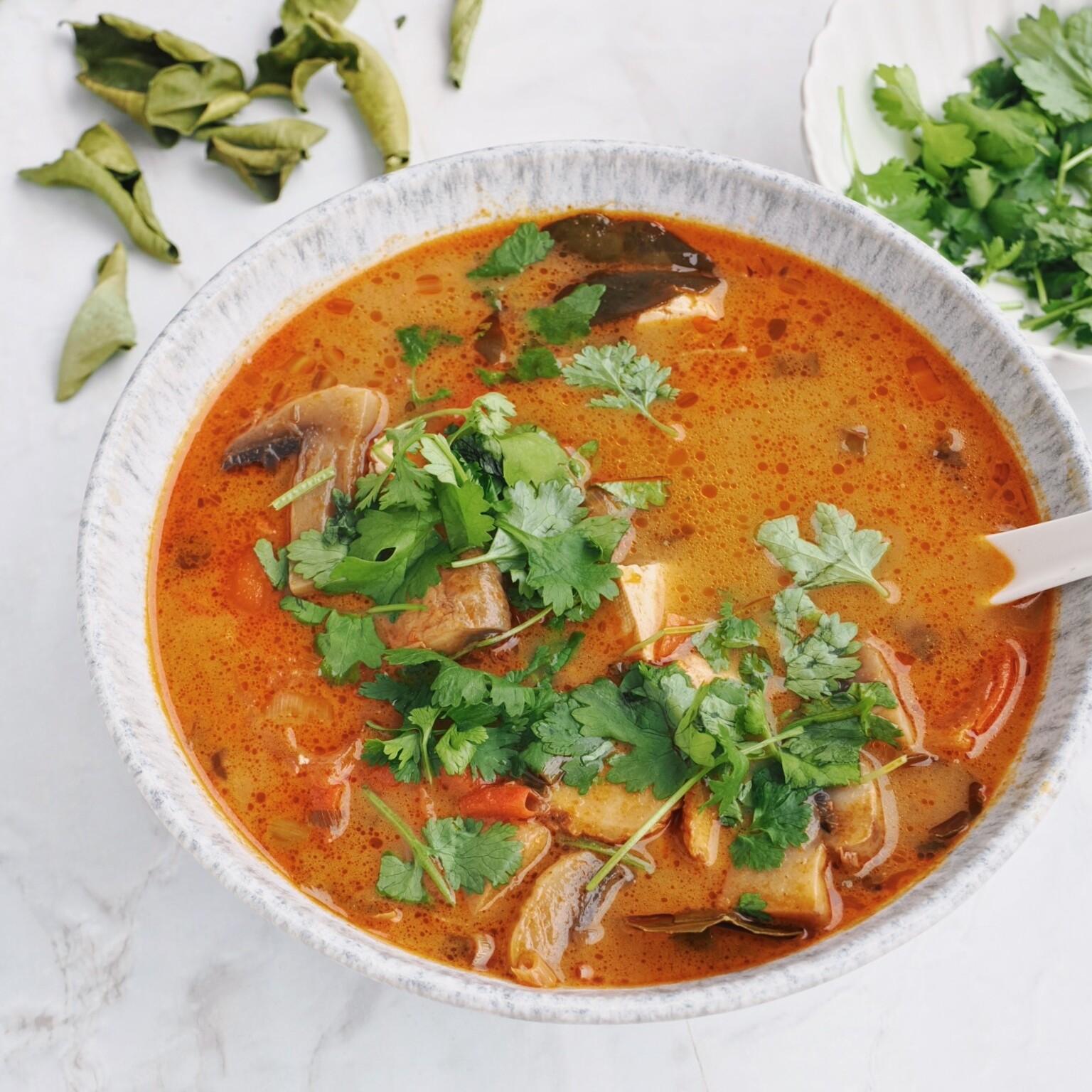 Thaimaalainen Tom Yam keitto