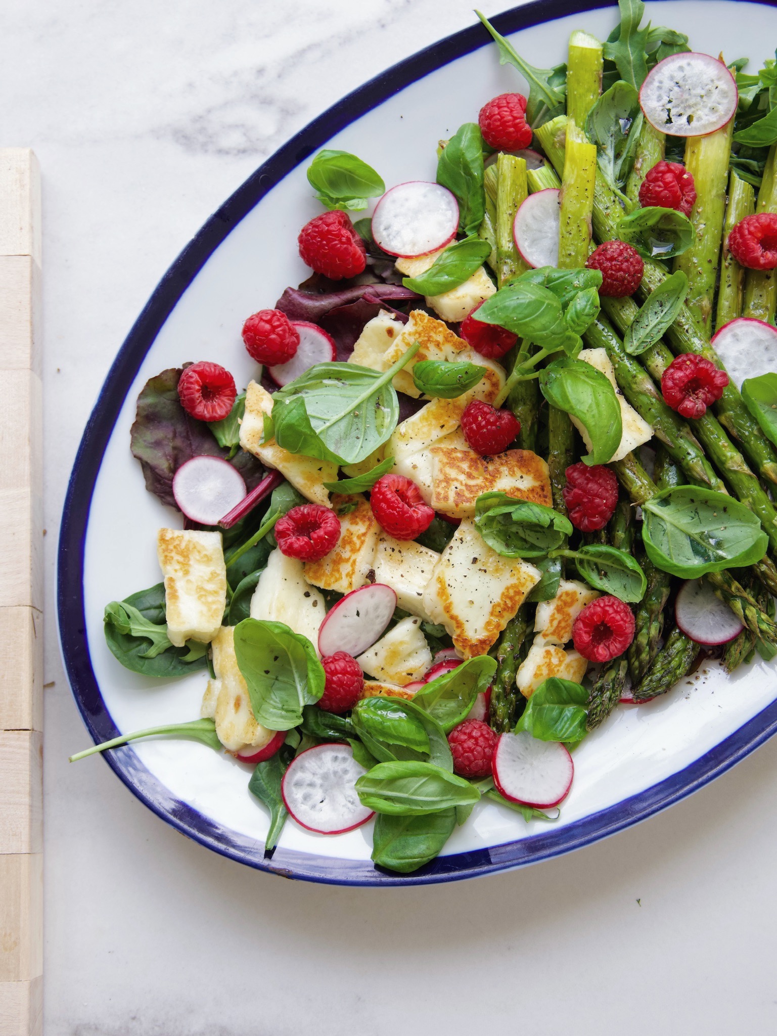 Halloumi-parsasalaatti