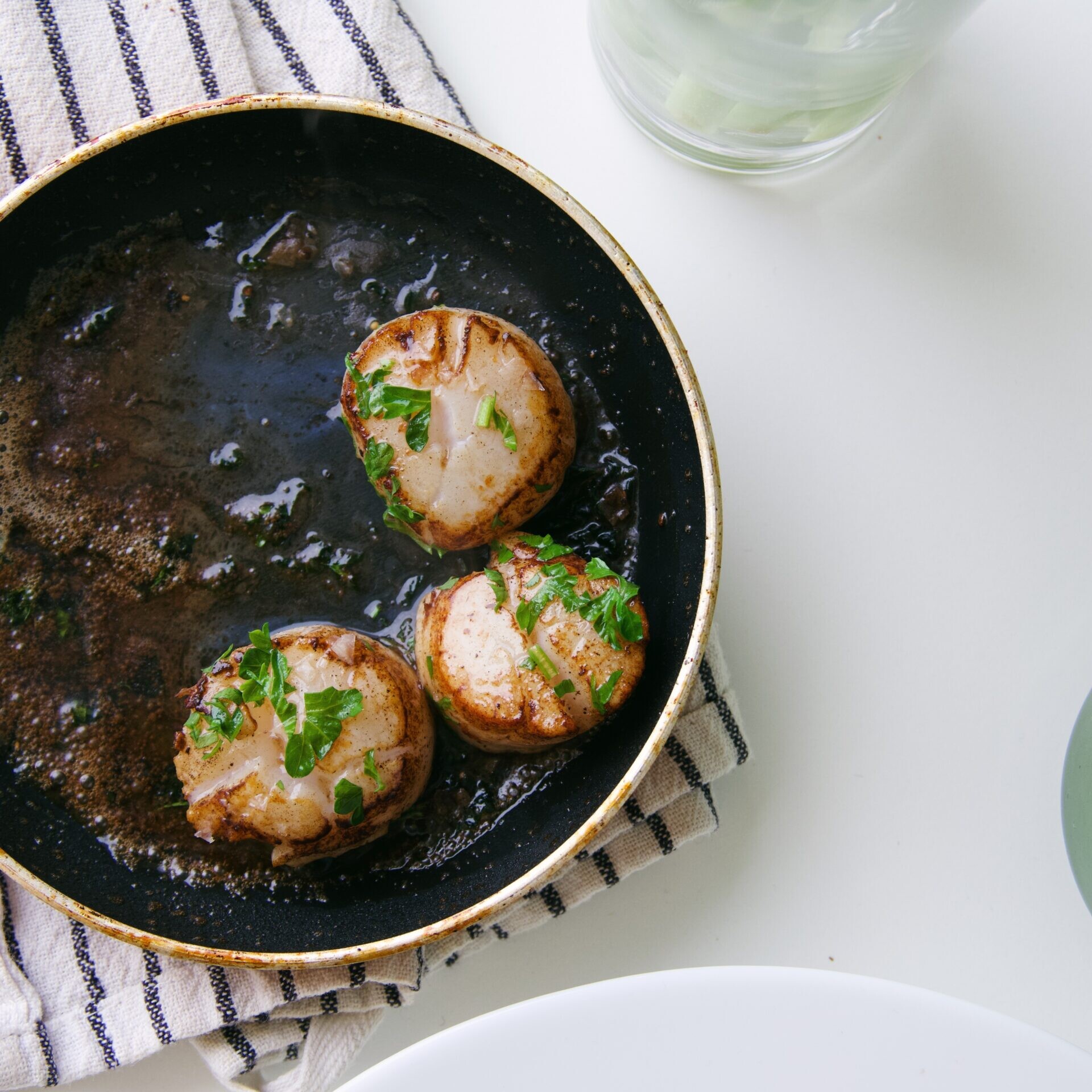Paistetut kampasimpukat mascarponepedillä