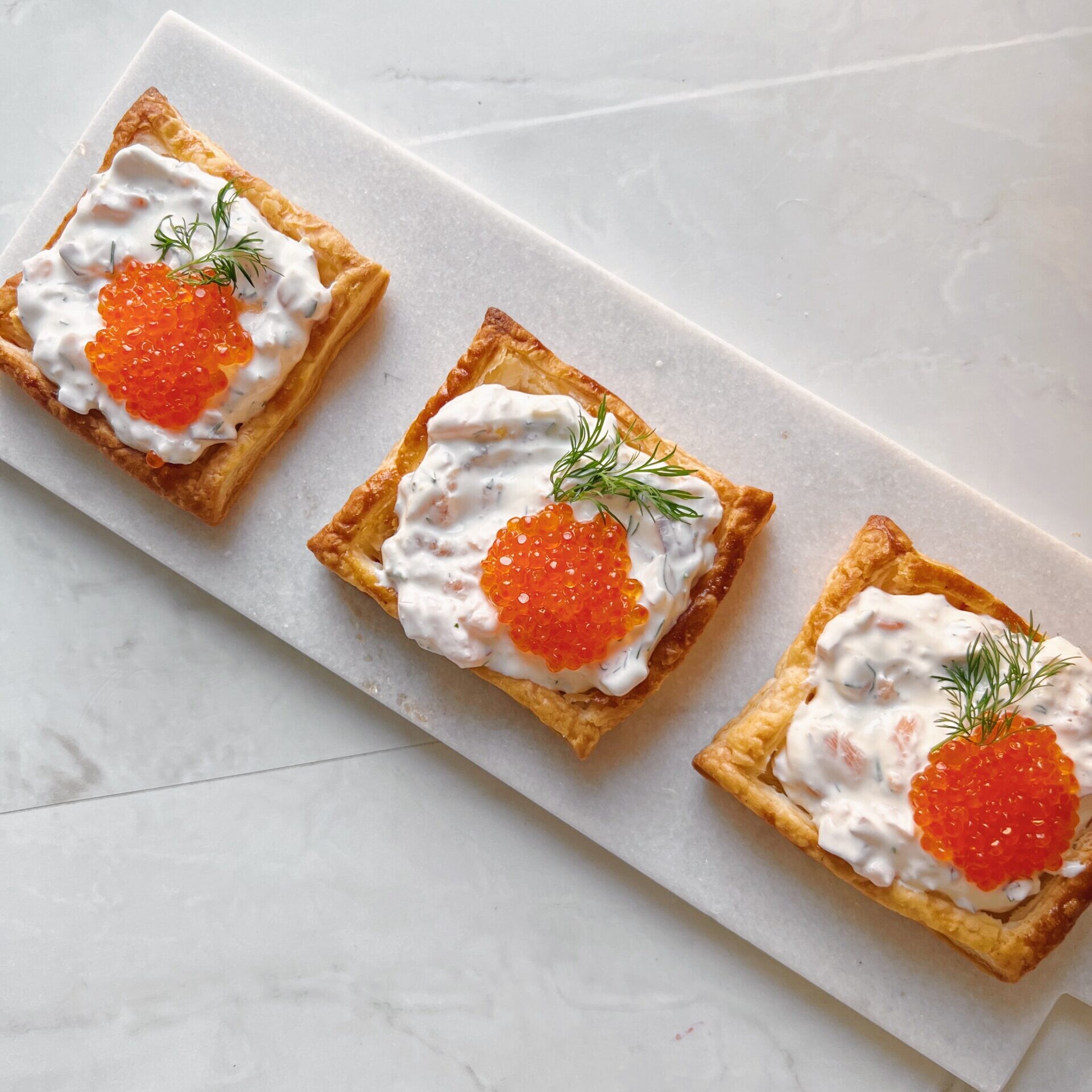 Kylmäsavulohimoussella täytetyt suolaiset piirakat