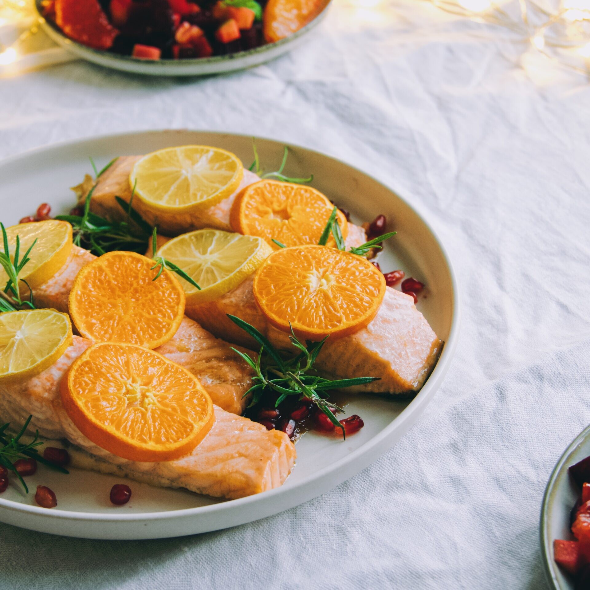 Uunilohi appelsiiniglaseerauksella ja paahdettu sitrusrosolli