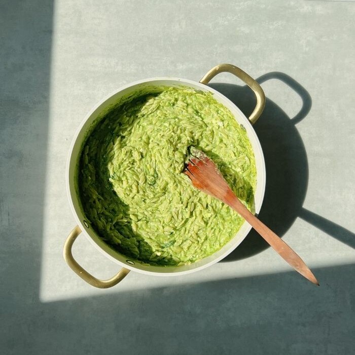 Herne-feta orzo pannu