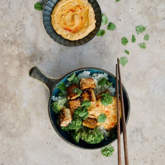 Tofukulho ja maapähkinäkastike