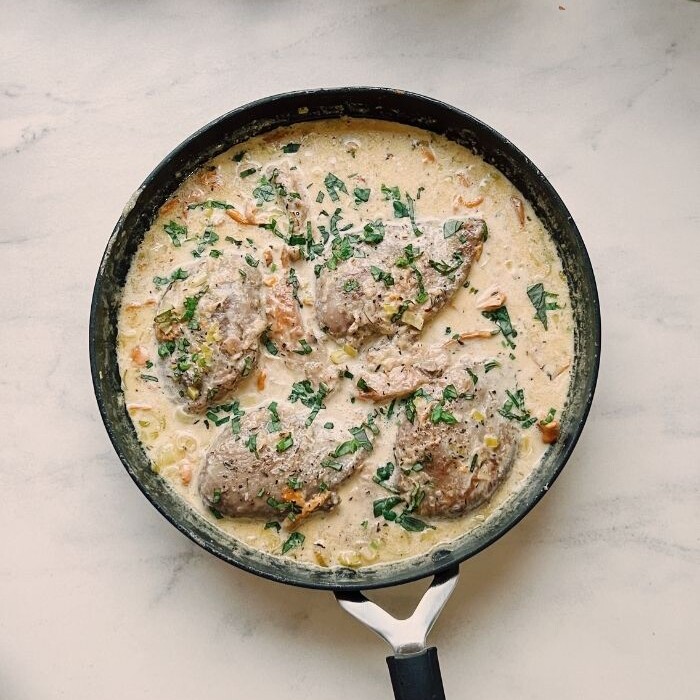 Valkoviini-kermakastikkeessa haudutettu teeri