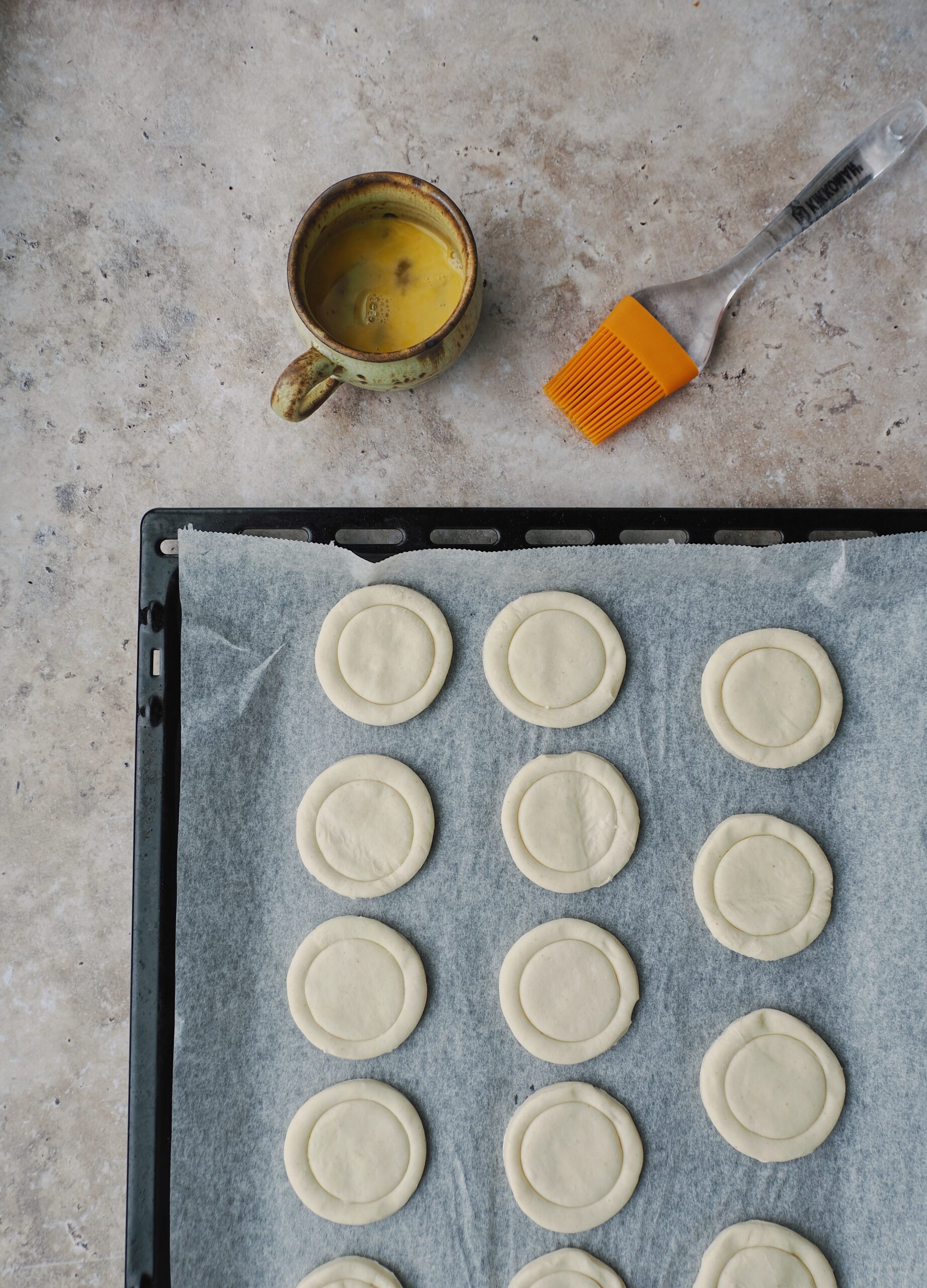 Feta-hillo lehtitaikinakupit