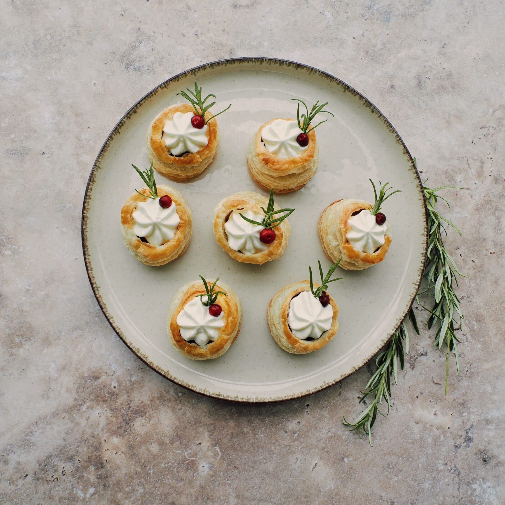 feta-hillo lehtitaikinakupit